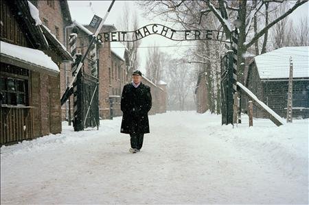 Werner Bab am Tor KZ Auschwitz